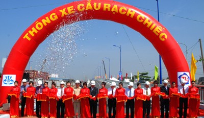 The ceremony on December 25 to inaugurate two sections of the Rach Chiec Bridge. (Photo:Tuoi Tre)